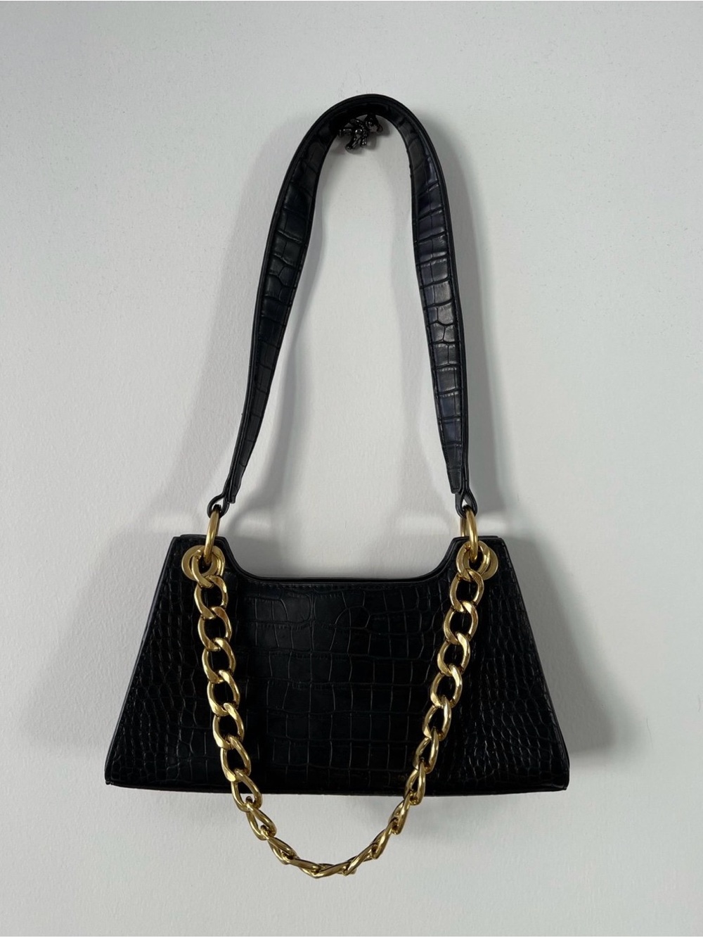 Black Croc-Embossed PU Leather Shoulder Bag with Gold Chain